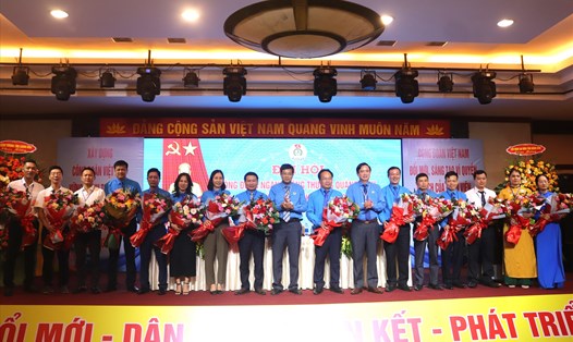 Lãnh đạo LĐLĐ tỉnh và lãnh đạo Sở Công thương Quảng Bình tặng hoa chúc mừng Ban chấp hành khóa mới. Ảnh: Lê Phi Long