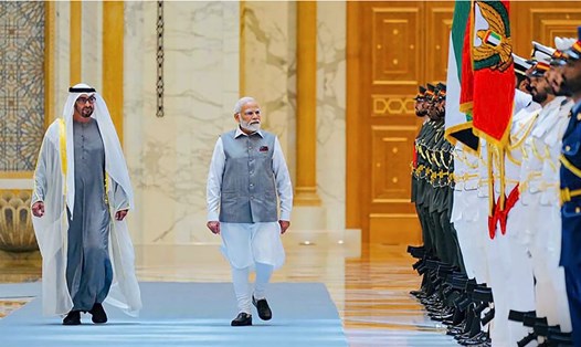Tổng thống UAE Sheikh Mohamed bin Zayed Al Nahyan (trái) đón Thủ tướng Ấn Độ Narendra Modi ngày 15.7.2023. Ảnh: PTI