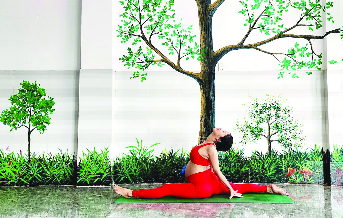 Chị Tâm tập yoga trong thai kì của mình để khoẻ hơn. Ảnh: Nhân vật cung cấp