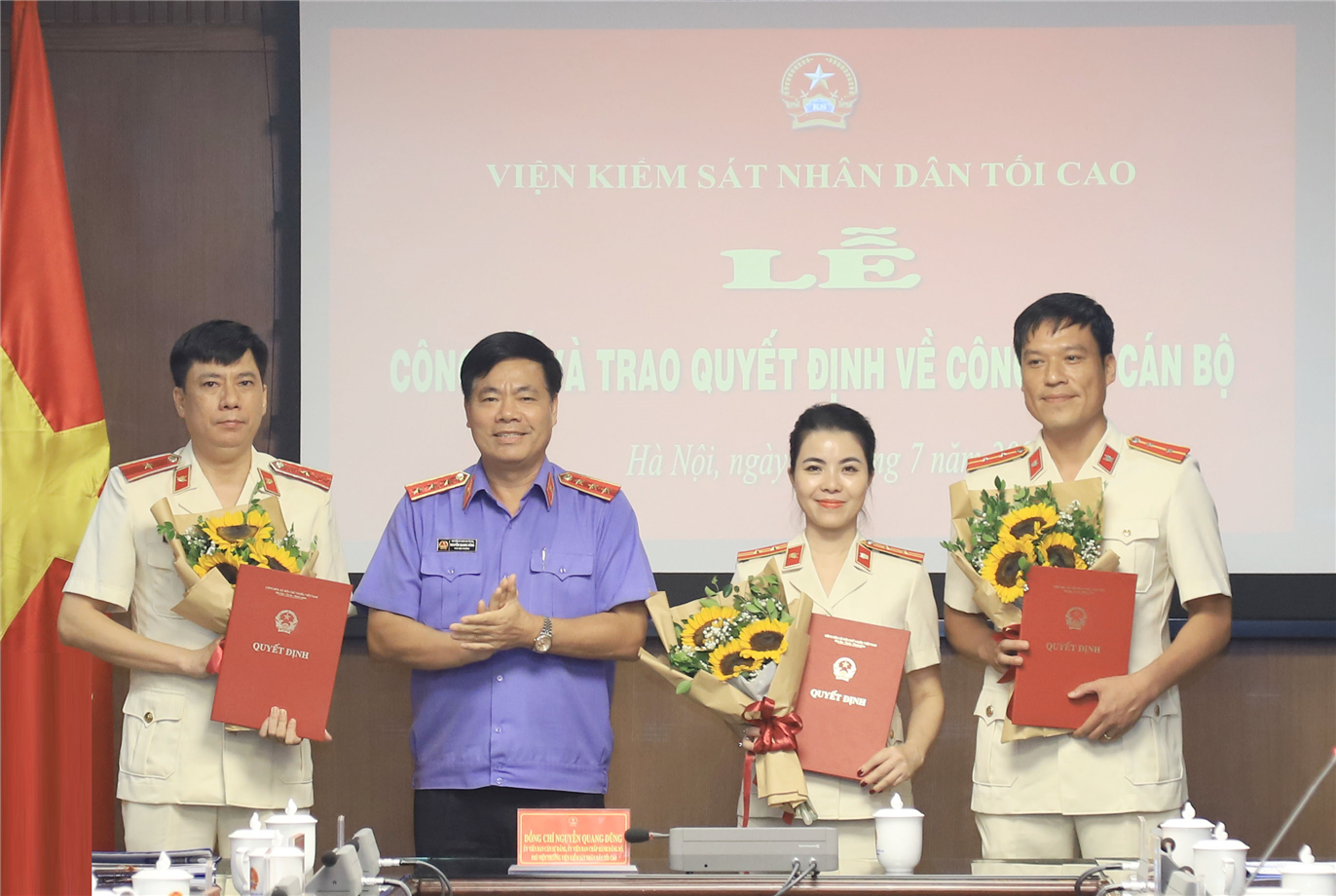 Ông Nguyễn Quang Dũng, Phó Viện trưởng Viện KSND Tối cao trao quyết định bổ nhiệm với 3 cán bộ. Ảnh: Viện KSND Tối cao