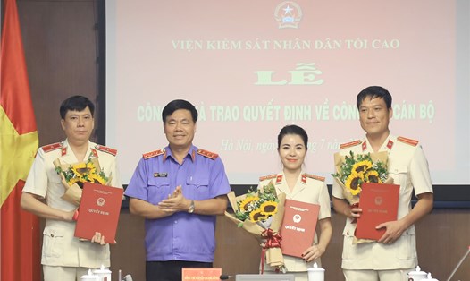 Ông Nguyễn Quang Dũng, Phó Viện trưởng Viện KSND Tối cao trao quyết định bổ nhiệm với 3 cán bộ. Ảnh: Viện KSND Tối cao
