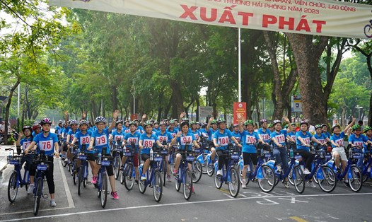 CNVCLĐ ngành Công Thương Hải Phòng hào hứng tham gia giải đua xe đạp quanh dải trung tâm thành phố. Ảnh: Mai Dung