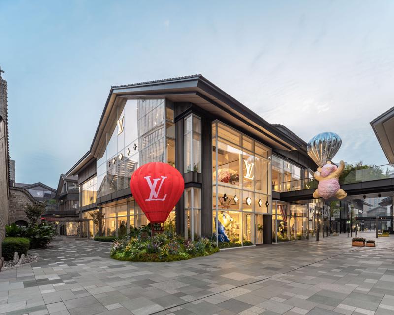 Hãng thời trang cao cấp của Pháp Louis Vuitton khai trương nhà hàng đầu tiên ở Trung Quốc vào cuối 2022, nằm liền kề với cửa hàng của thương hiệu tại khu phức hợp mua sắm Sino-Ocean Taikoo Li ở Thành Đô.