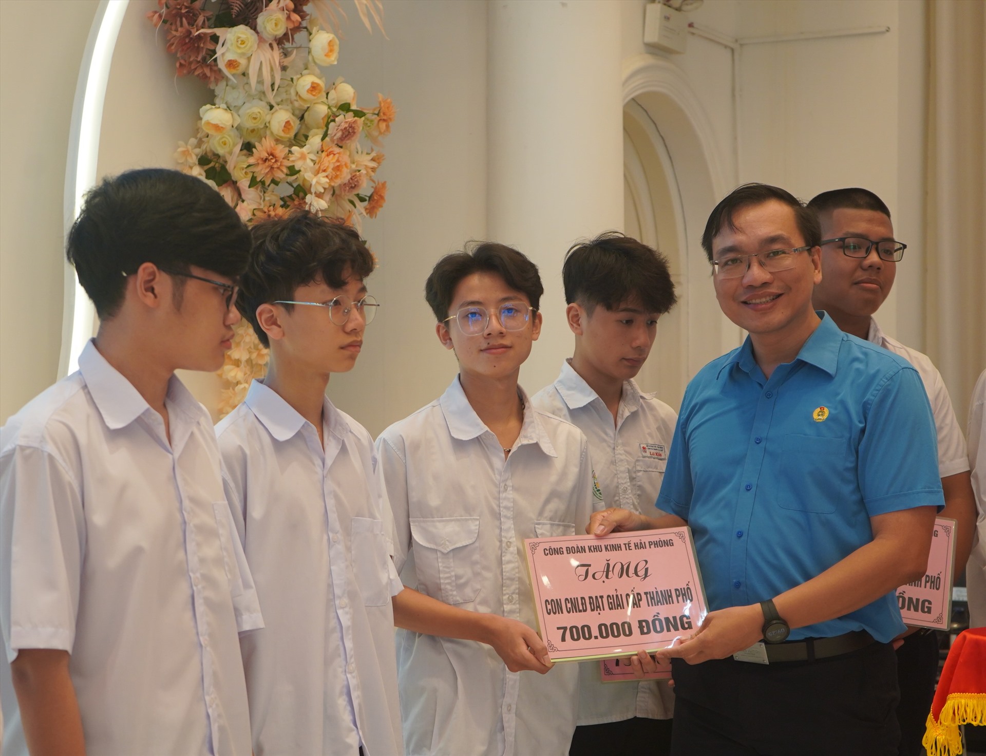 Công đoàn Khu kinh tế Hải Phòng biểu dương con công nhân lao động đạt giải cấp thành phố. Ảnh: Mai Dung