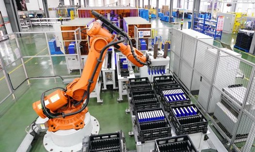 Robot tại nhà máy sản xuất pin lithium ở Đường Sơn, tỉnh Hà Bắc, Trung Quốc. Ảnh: Xinhua