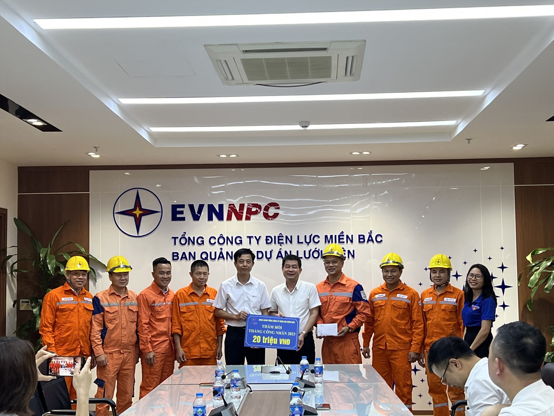 Lãnh đạo Công đoàn Điện lực miền Bắc trao quà cho đại diện người lao động. Ảnh: Công đoàn Điện lực VN