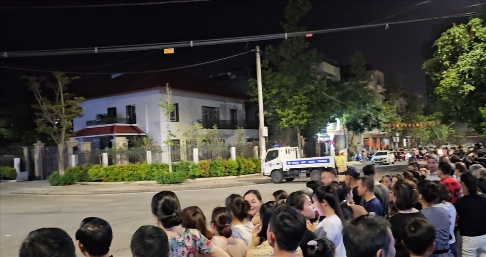 Tối 18.5.2023, khu vực nhà riêng của ông Nguyễn Văn Vịnh, cựu Bí thư Tỉnh ủy Lào Cai đã bị cảnh sát phong toả. Ảnh: Tân Văn.
