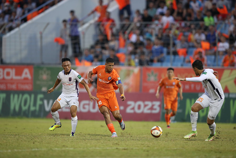Câu lạc bộ Đà Nẵng (cam) nắm nhiều lợi thế trong cuộc đua trụ hạng V.League 2023. Ảnh: VPF