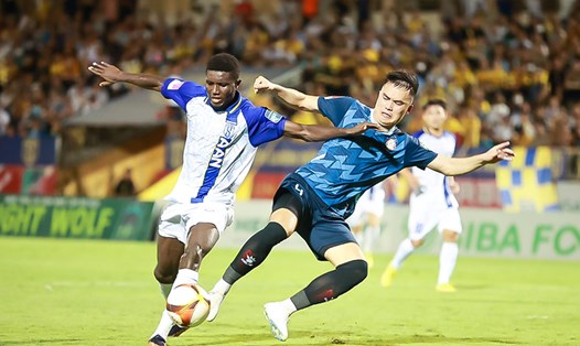 Trận đấu Sông Lam Nghệ An và TPHCM ở vòng 1 giai đoạn 2 V.League 2023. Ảnh: VPF