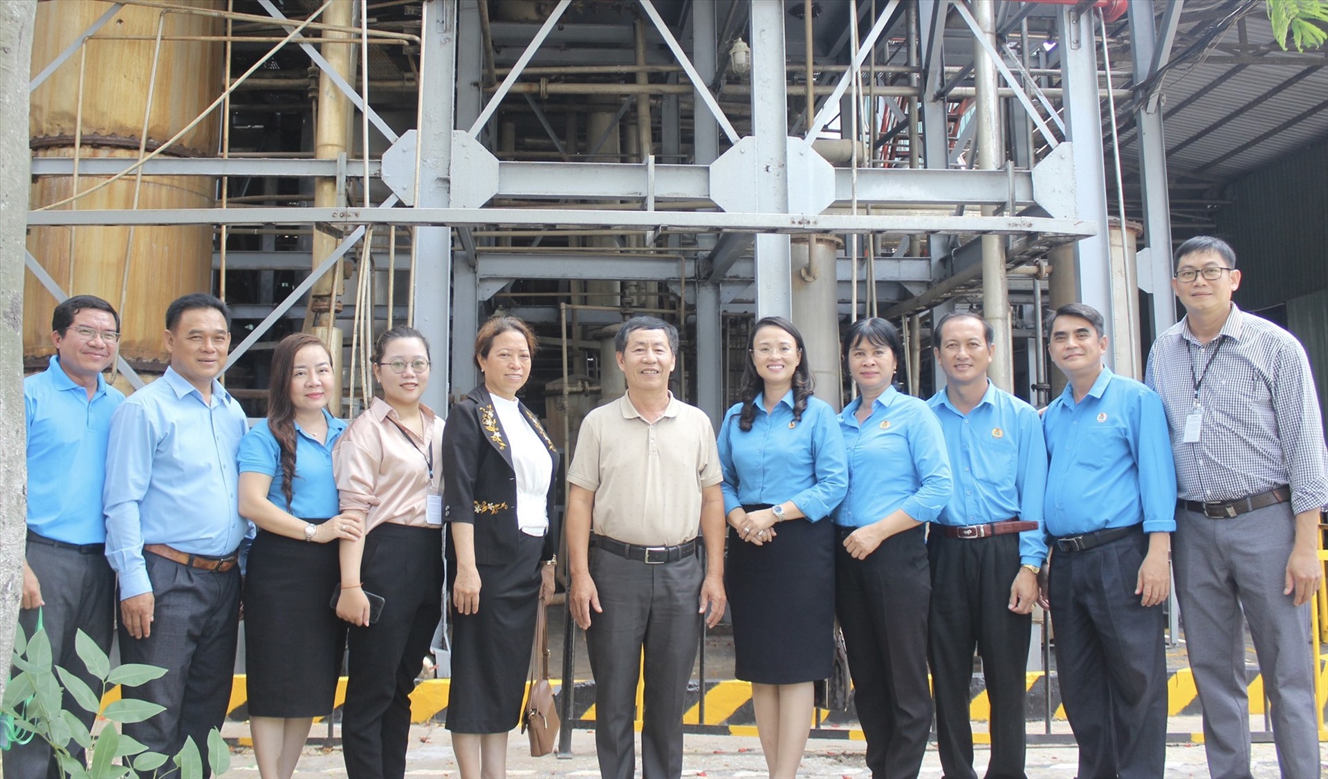LĐLĐ TP Cần Thơ ghé thăm Công ty TNHH Sản xuất thương mại Huy Việt Tây Đô. Ảnh: Bích Ngọc