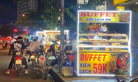 Dọc con đường Nguyễn Hữu Thọ có không dưới 20 sạp kinh doanh ăn uống. Ảnh: Cam Ly.
