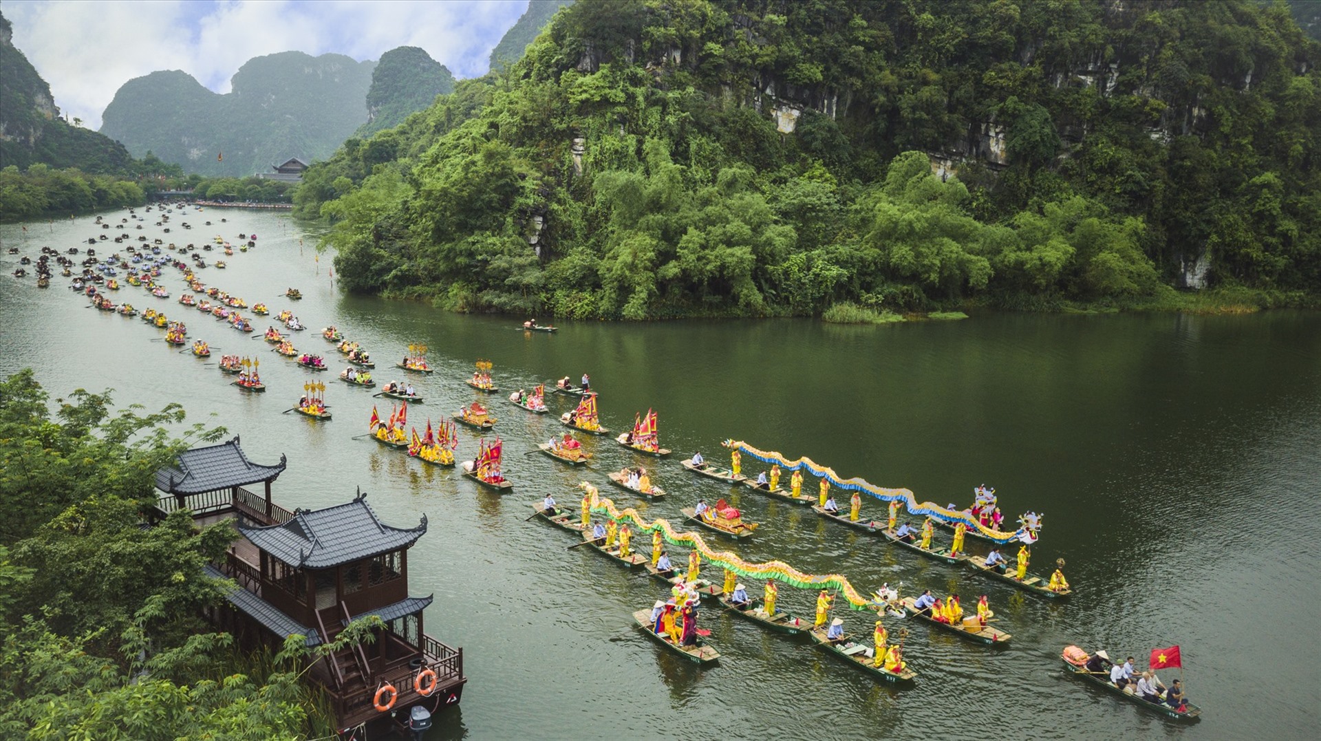 Quần thể danh thắng Tràng An đóng vai trò hạt nhân trong thu hút du khách đến Ninh Bình. Ảnh: Trường Huy