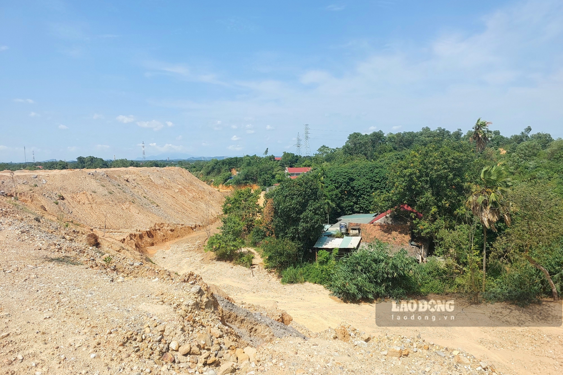 Đặc biệt, có những hộ gia đình vẫn đang gặp nhiều khó khăn vì “lọt thỏm” giữa đại công trường KCN này. Mỗi khi có mưa lớn, lượng đất đá từ mặt bằng KCN lại đổ xuống như lũ quét, ảnh hưởng đến đời sống, sự an toàn cho người và tài sản của những hộ dân.