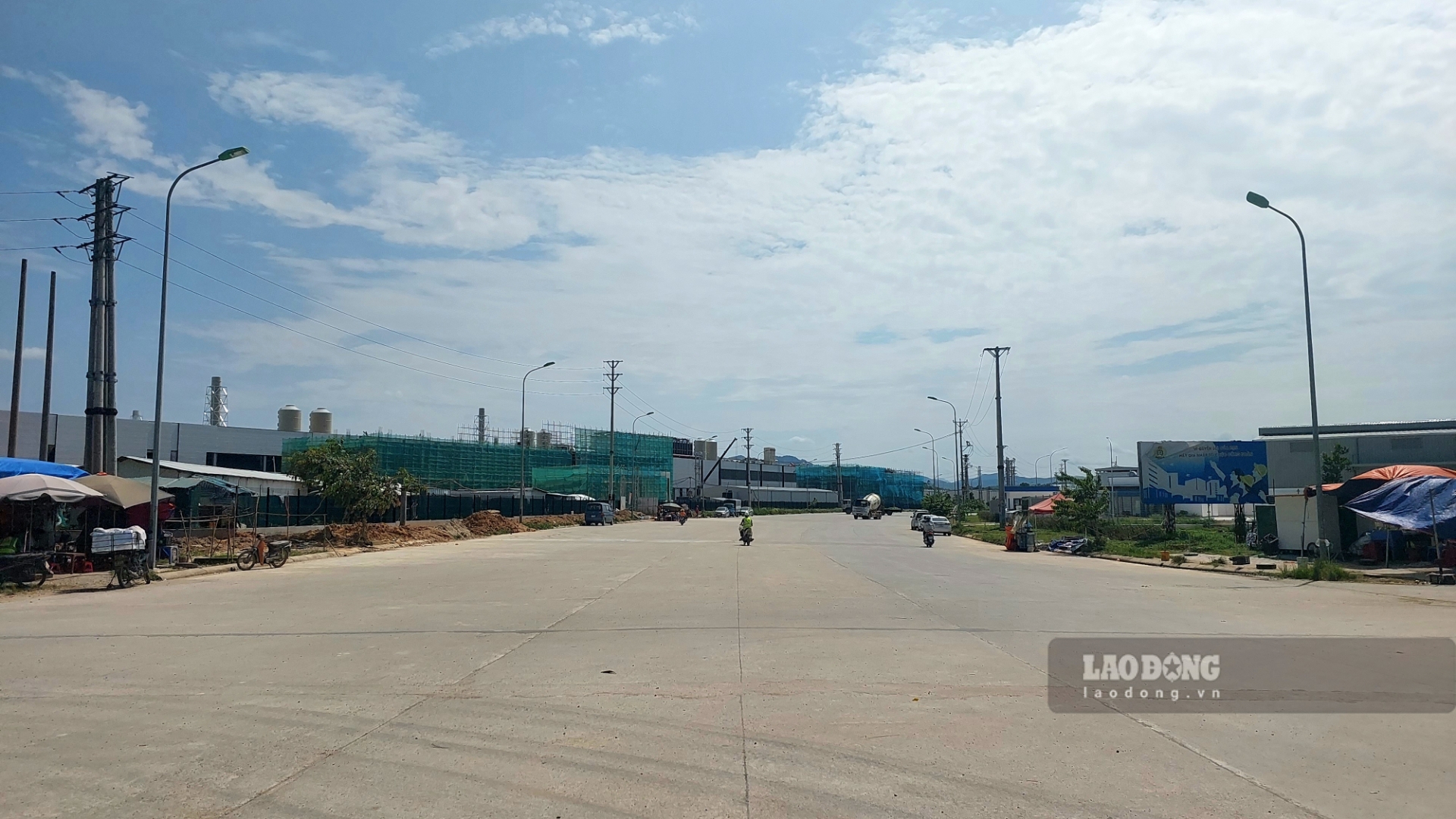 Có mặt tại KCN Cẩm Khê vào những ngày giữa tháng 7, phóng viên Báo Lao Động ghi nhận, nhiều diện tích mặt bằng của KCN này đã có các doanh nghiệp đi vào hoạt động sản xuất kinh doanh, các xe tải chở hàng hóa lưu thông liên tục, nhất là khu vực gần cổng chính.