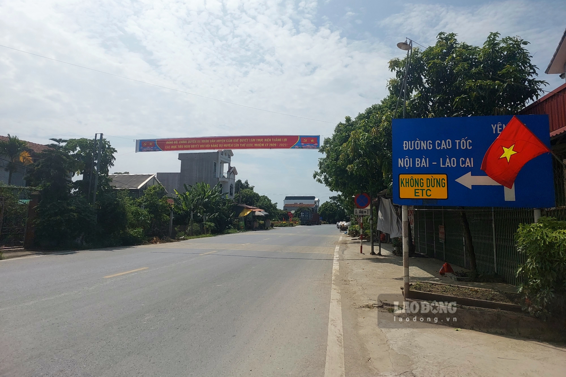 KCN Cẩm Khê nằm ở phía Tây Bắc của tỉnh Phú Thọ, được quy hoạch rộng tới 450ha nằm trên địa bàn thị trấn Cẩm Khê và xã Xương Thịnh (huyện Cẩm Khê), ở vị trí kết nối vùng khi có tuyến đường giao thông kết nối với đường cao tốc Hà Nội – Lào Cai tại nút giao IC10 cách 0,8km, cách tuyến Quốc lộ 32C chỉ khoảng 300m, cách Hà Nội 100km.