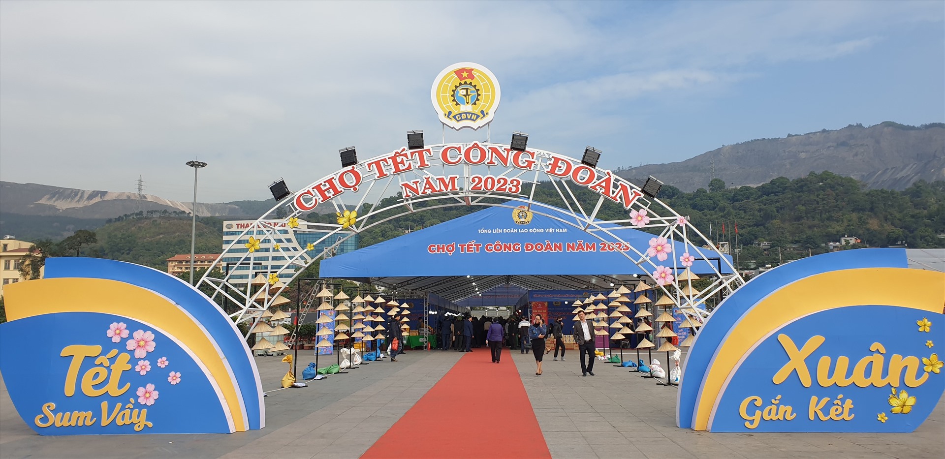 Phiên chợ Tết Công đoàn 2023 do Công đoàn TKV đứng ra tổ chức tại TP.Cẩm Phả, tỉnh Quảng Ninh. Ảnh: Nguyễn Hùng