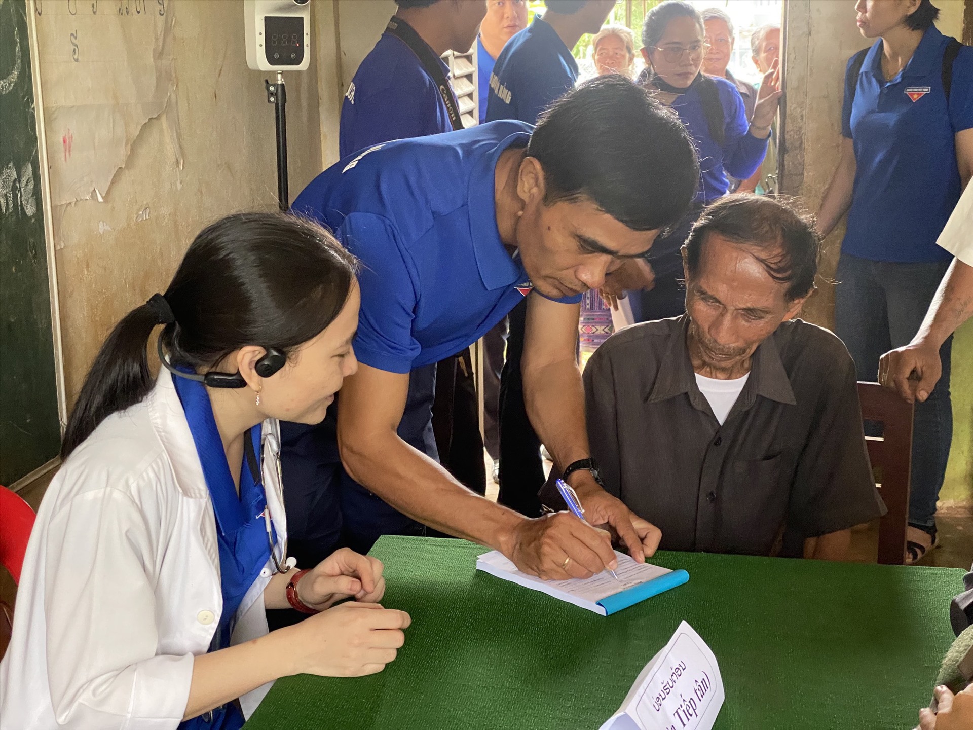 Đoàn công tác sẽ khám bệnh và phát thuốc miễn phí cho 2.000 người dân Lào. 