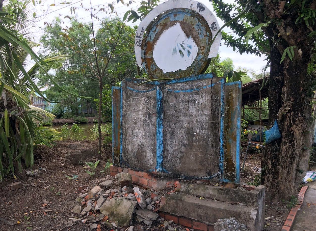 Bia tưởng niệm những anh hùng ngã xuống trong Sự kiện Ninh Thạnh Lợi năm 1927 do Hội Nông dân Việt Nam dựng, đến nay không còn nhìn rõ chữ. Ảnh: Nhật Hồ