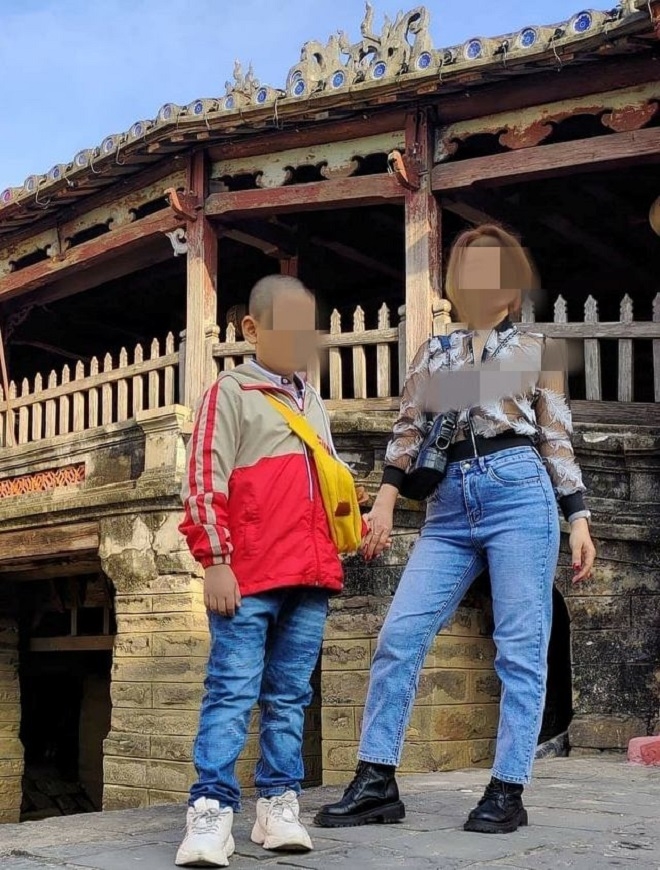 Trước đó, một nữ du khách người Việt tạo dáng chụp ảnh cùng trẻ em tại Chùa Cầu, Hội An, nhưng hở hang vòng 1 đã bị cộng đồng chỉ trích gay gắt. Ảnh Chụp màn hình.