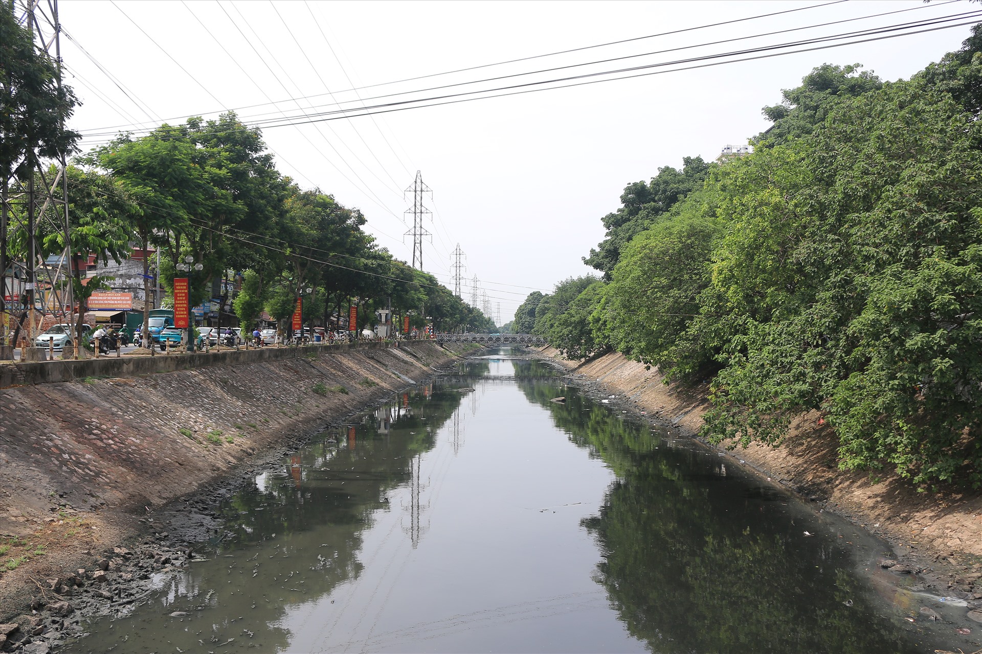 Sông Kim Ngưu nằm trong hệ thống thoát nước thải của thành phố Hà Nội. Sông dài 1,2 km, từ ngã tư Lò Đúc - Trần Khát Chân (quận Hai Bà Trưng) đến Yên Sở (Hoàng Mai). Ảnh: Khánh An