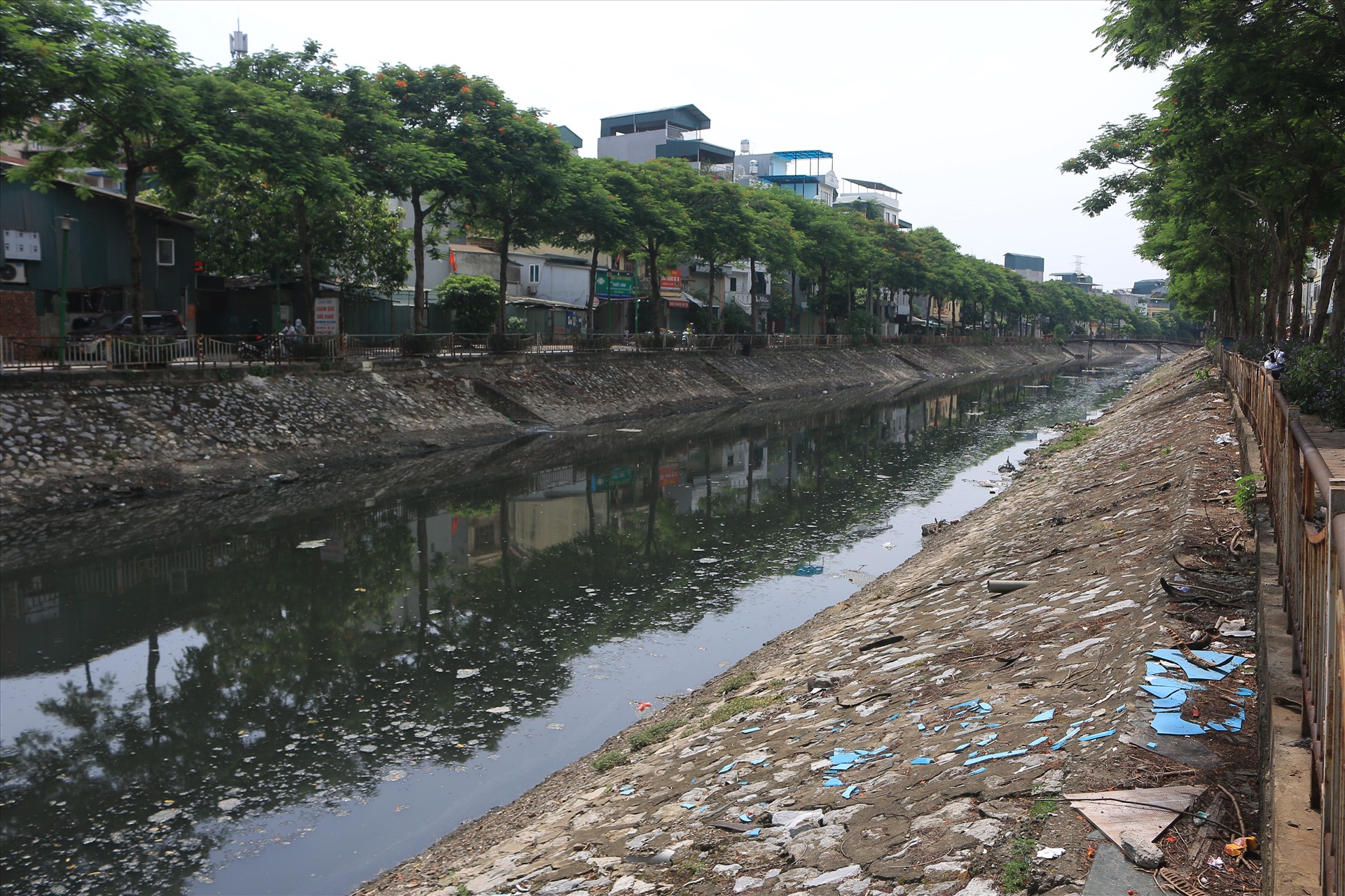 Sông Sét (quận Hoàng Mai) dài khoảng 3,6 km cũng đang trong tình trạng ô nhiễm nặng. Sông Sét hiện nay đang ô nhiễm nặng, nước sông đen kịt, nhiều rác thải. 