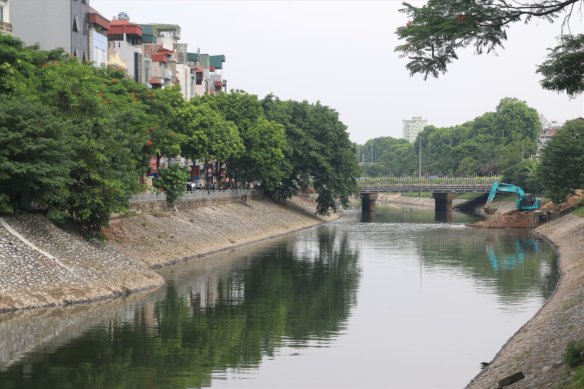 Sông Tô Lịch là một trong những trục tiêu thoát nước chính của Hà Nội với chiều dài 14,6 km, chảy qua 6 quận, huyện: Ba Đình, Cầu Giấy, Đống Đa, Thanh Xuân, Hoàng Mai, Thanh Trì. Theo thống kê của cơ quan chức năng, mỗi ngày khoảng hơn 150.000 m3 nước thải sinh hoạt và nước thải công nghiệp chưa qua xử lý xả trực tiếp xuống sông Tô Lịch.