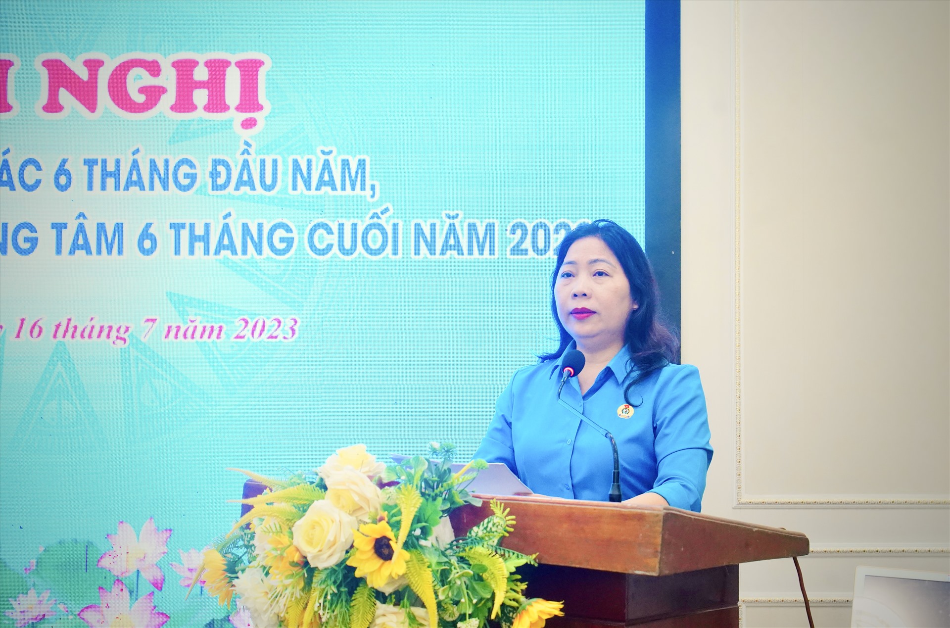 Bà Trần Thị Thu Hà – Chủ tịch Công đoàn ngành Y tế đã trình báo cáo sơ kết hoạt động Cụm công đoàn ngành 6 tháng đầu năm, triển khai nhiệm 6 tháng cuối năm 2023. Ảnh: Quỳnh Trang