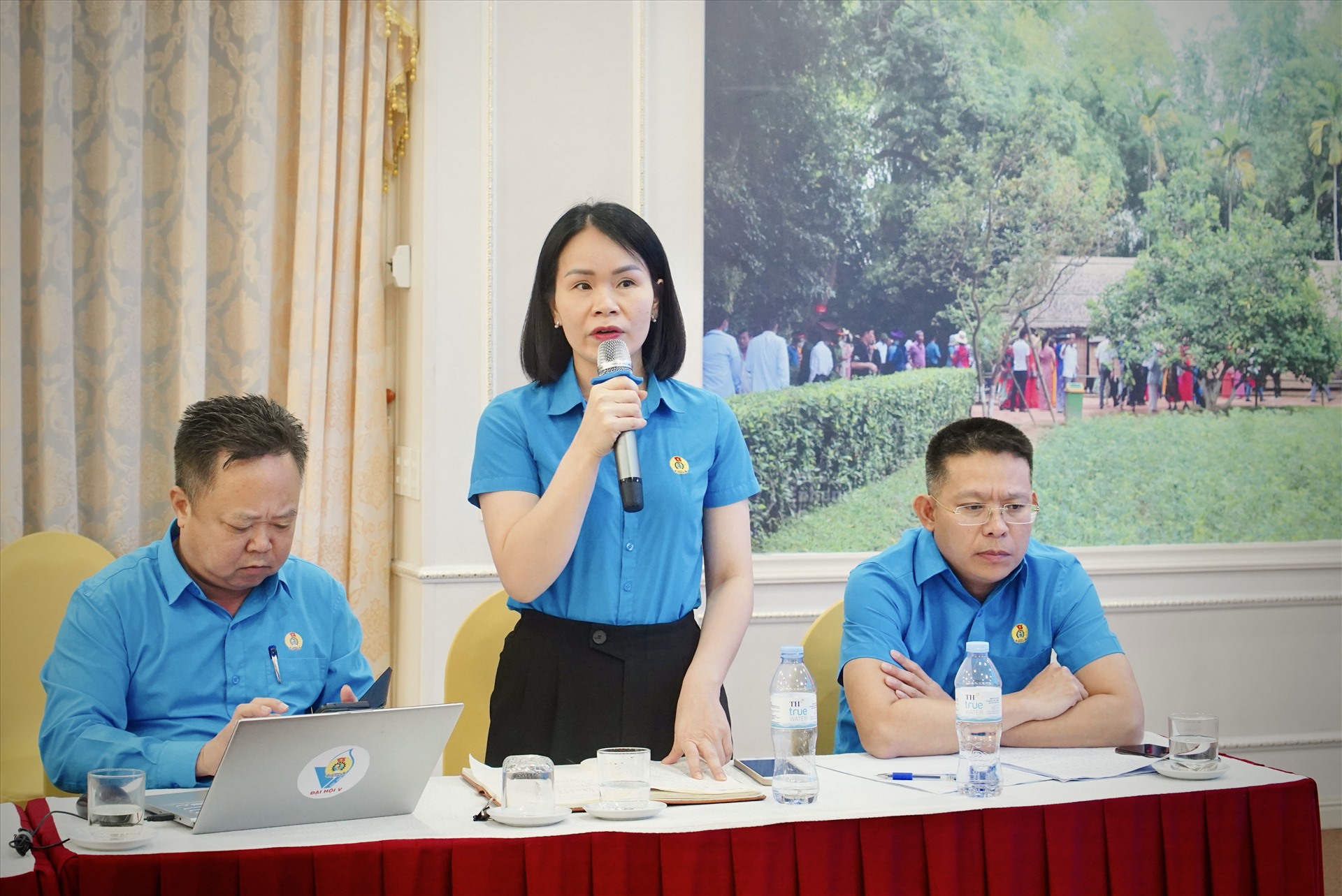 Bà Nguyễn Thị Thu Hằng -  Phó Trưởng ban Chính sách pháp luật và Quan hệ lao động Liên đoàn Lao động tỉnh phát biểu ý kiến tại hội nghị. Ảnh: Quỳnh Trang