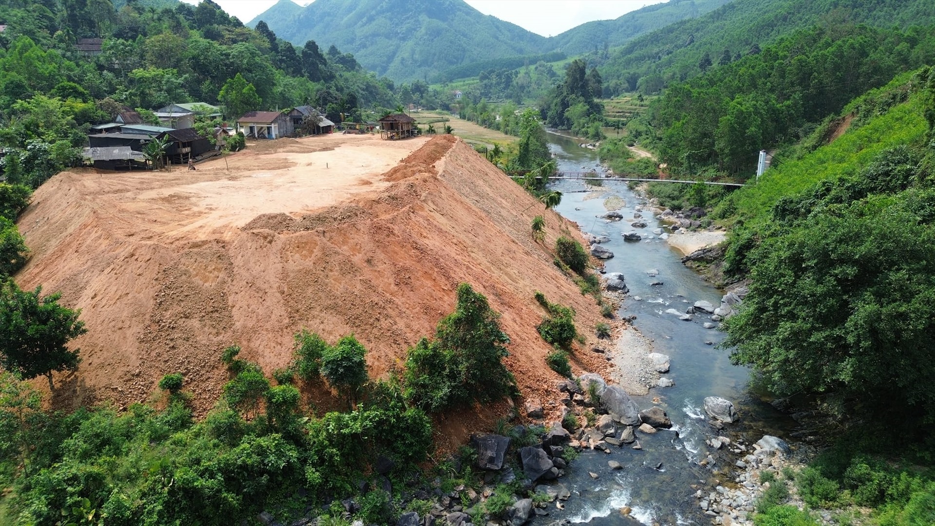 Vị trí Ban Quản lý dự án Đầu tư xây dựng và Phát triển quỹ đất huyện Ba Tơ đổ đất đá trái phép. Ảnh: Ngọc Viên