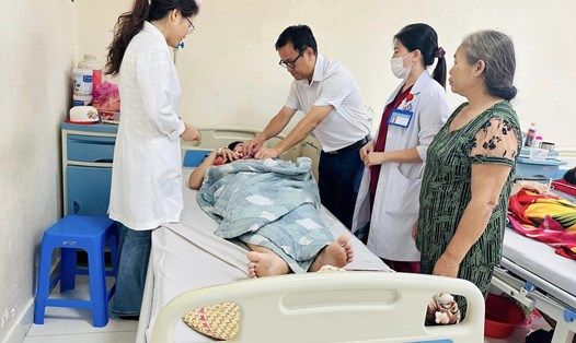  Bác sĩ chuyên khoa II Huỳnh Minh Chín - Phó Giám đốc Sở Y tế Bình Dương trực tiếp xuống thăm, kiểm tra tình hình bệnh nhân. Ảnh: NVCC