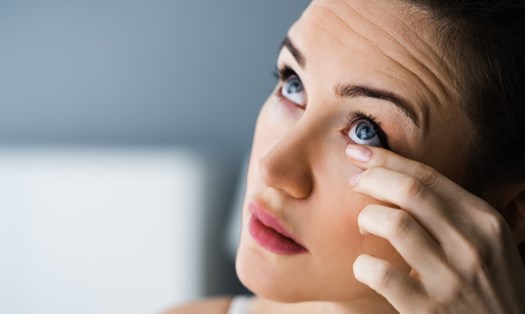 Massage mắt thường xuyên sẽ giúp đôi mắt luôn khoẻ mạnh. Ảnh: Pixabay