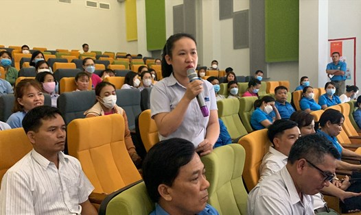 Công nhân Quảng Nam kiến nghị về tình trạng nợ BHXH, kinh phí CĐ với Đại biểu Quốc hội tại buổi tiếp xúc cử tri tháng 4.2023.Ảnh: Hoàng Bin