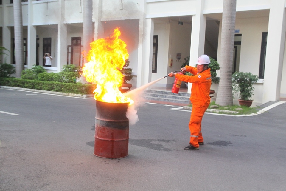 Công nhân Công ty Điện lực Sơn La diễn tập phòng cháy chữa cháy. Ảnh: PC Sơn La 