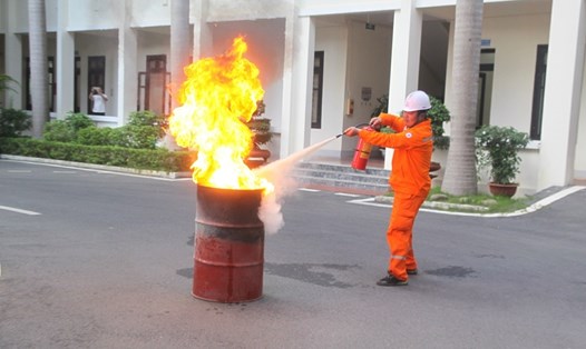 Công nhân Công ty Điện lực Sơn La diễn tập phòng cháy chữa cháy. Ảnh: PC Sơn La 