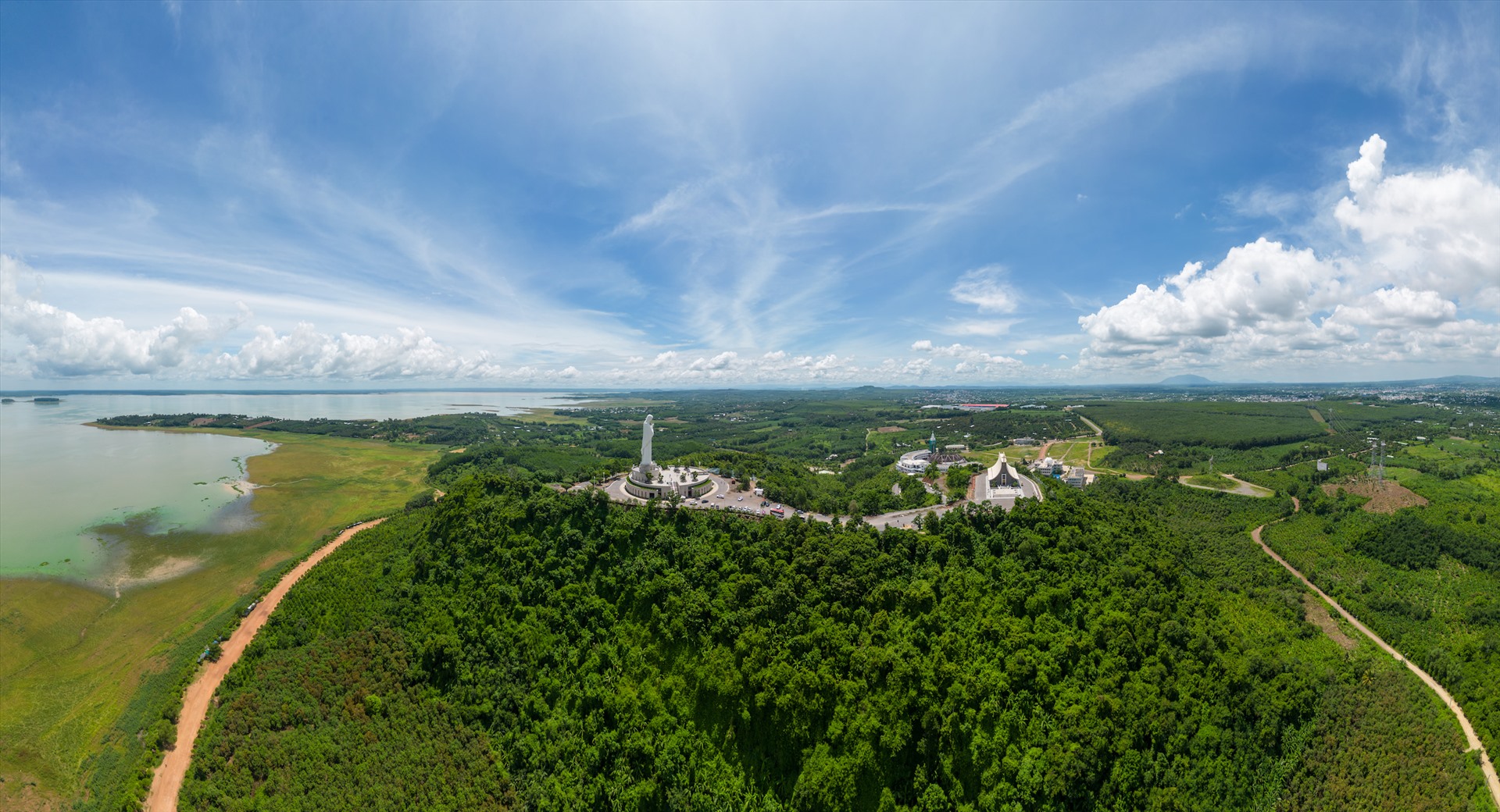 Nằm cách trung tâm TP HCM khoảng 90 km, trung tâm hành hương nằm gần QL20, hướng đi lên Đà Lạt. Từ ngã ba Dầu Giây, du khách đi tiếp hướng QL 20 khoảng 15 km đến giáo xứ địa phận giáp ranh Giáo Xứ Phú Dòng (xã Phú Cường, huyện Định Quán, Đồng Nai) du khách sẽ thấy con đường đi vào Núi Cúi khoảng 800m.