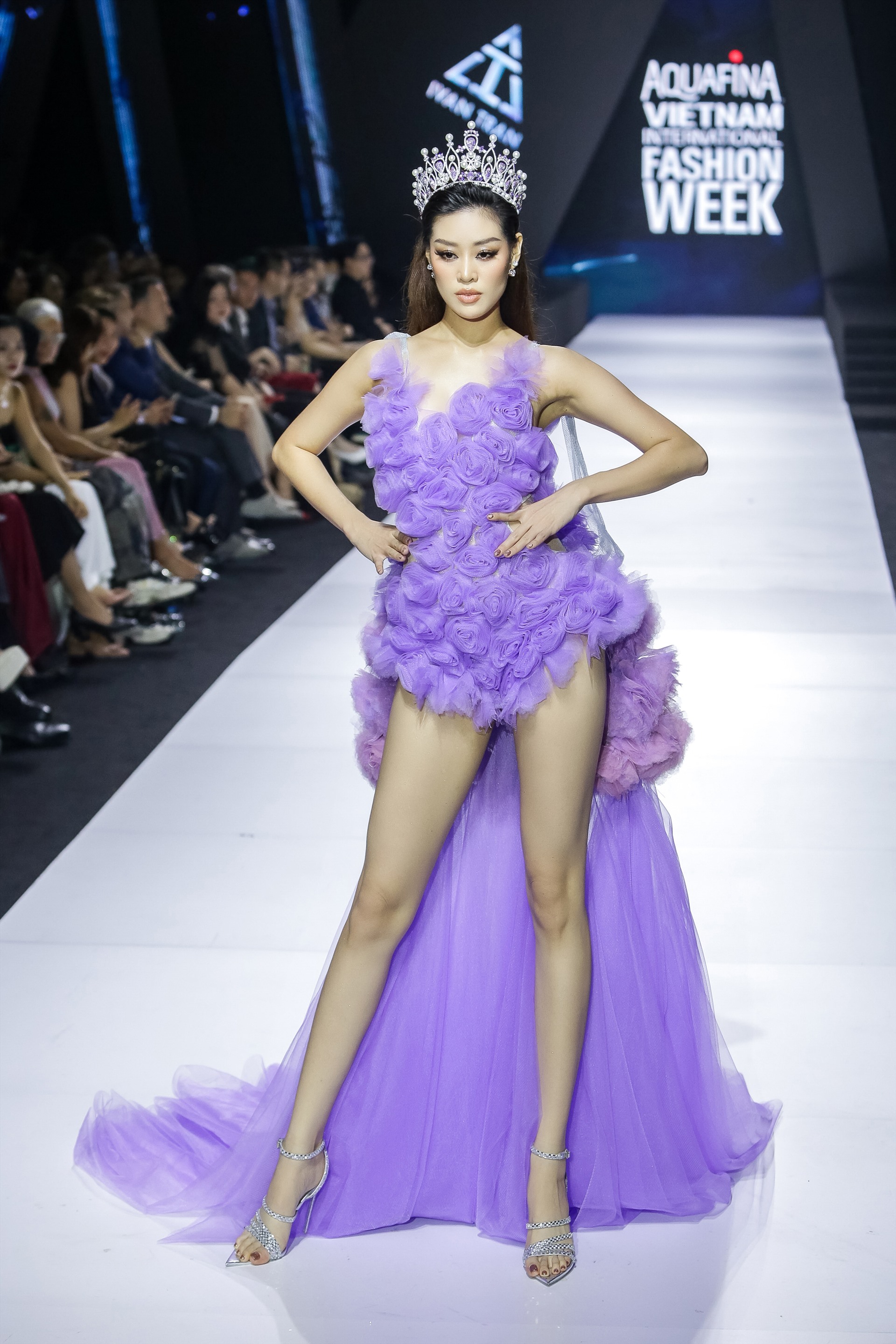 Khánh Vân đảm nhận vị trí first face cho đêm trình diễn GAI của Ivan Trần tại Tuần lễ thời trang quốc tế Việt Nam 2023. Cô làm bừng sáng cả hội trường ngay khi xuất hiện với bộ váy đính gần một trăm hoa hồng tông màu tím dịu mát.  