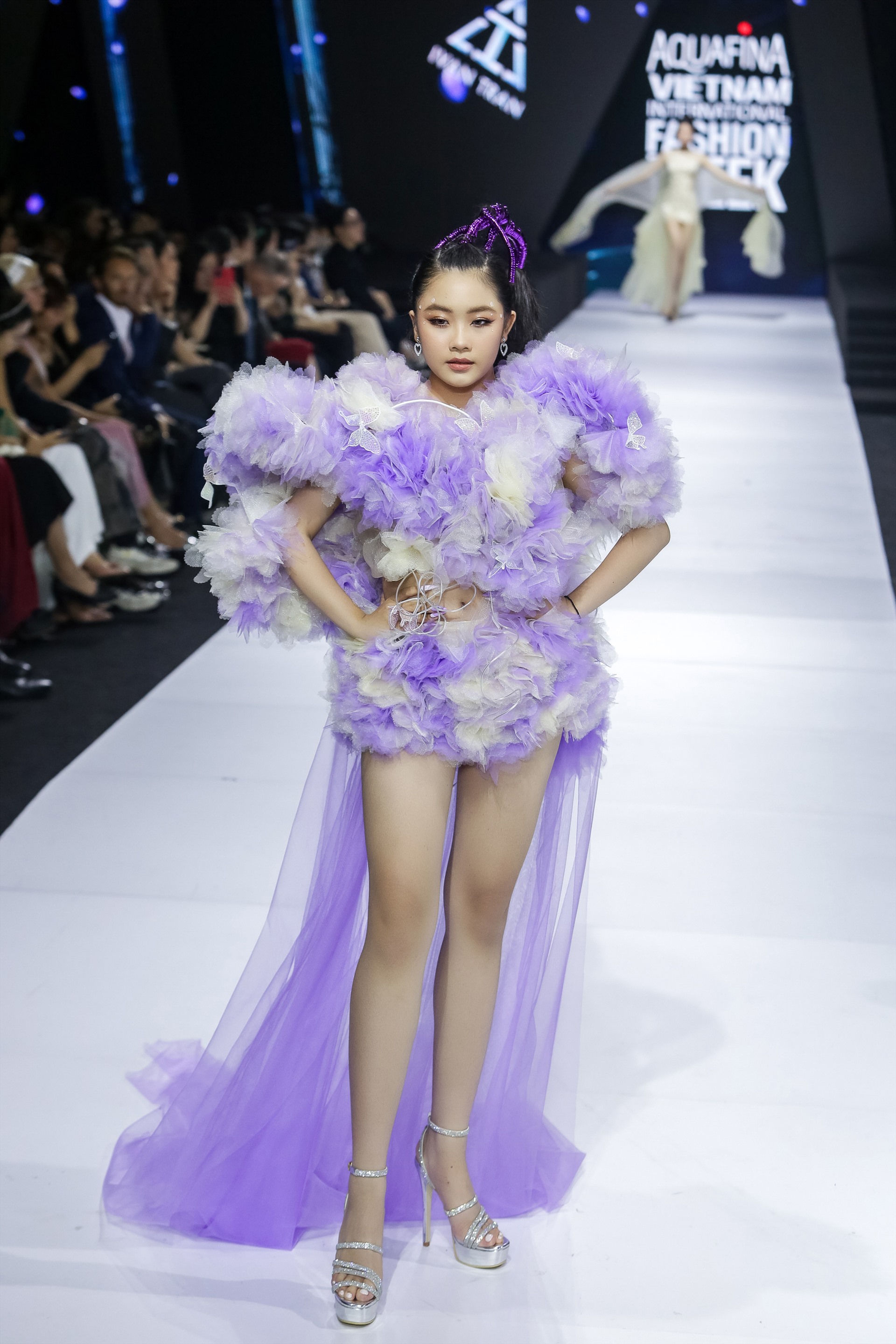Mẫu nhí Suri Phương Anh cũng  gây chú ý tại đêm diễn GAI tại Tuần lễ thời trang quốc tế Việt Nam 2023. Cô bé nổi bật trong bộ váy hai mảnh kết hoa độc đáo.  