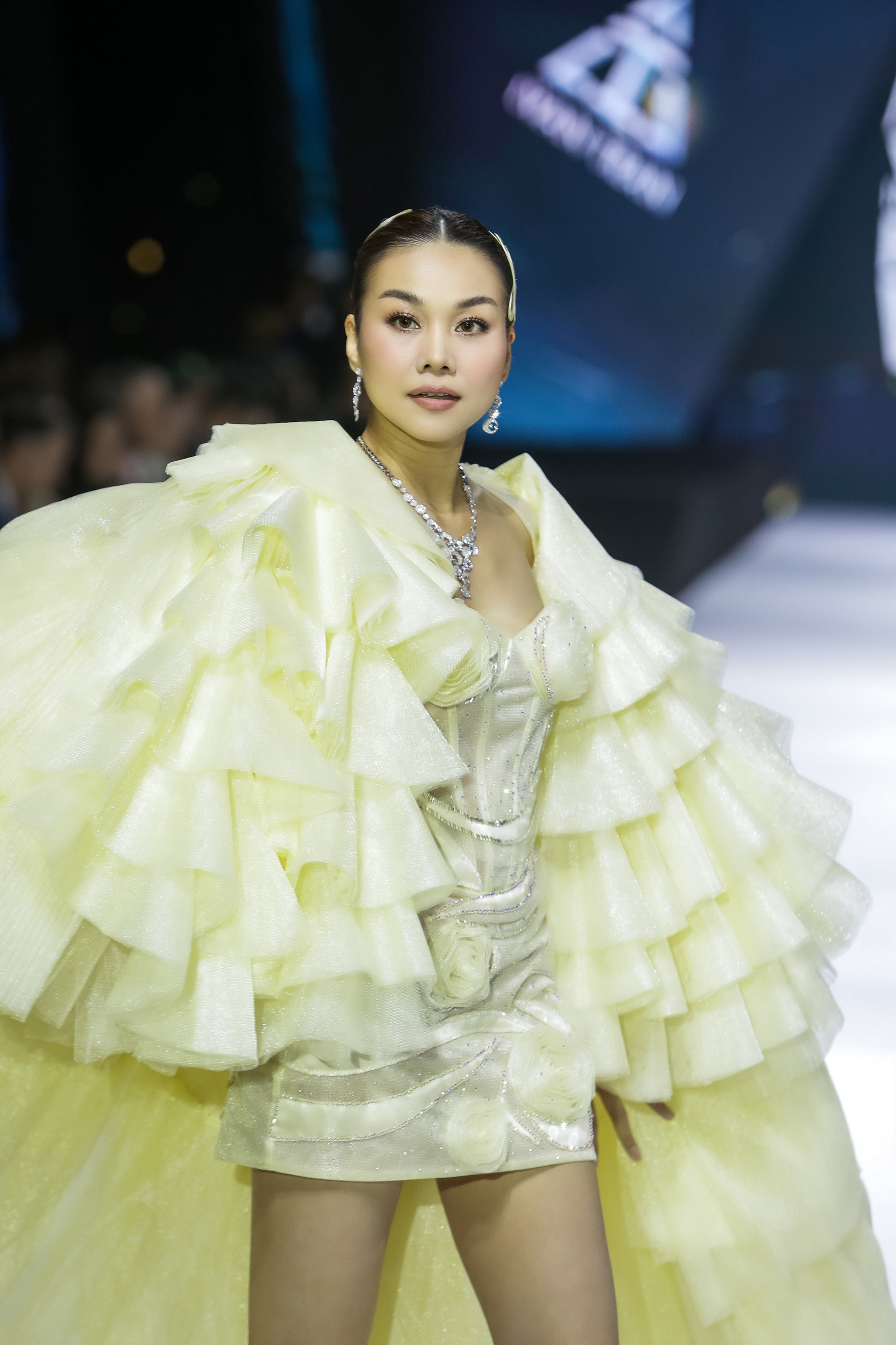 Đáng chú ý, Thanh Hằng đeo bộ trang sức kim cương trị giá đến 2 tỉ đồng để “chốt show” lần này cho nhà thiết kế Ivan Trần.  