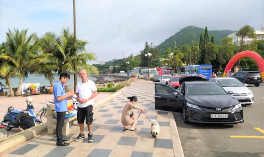 Người dân chấp hành việc thu phí đậu xe lòng đường tại Bãi Trước. Ảnh: Phan Hạnh