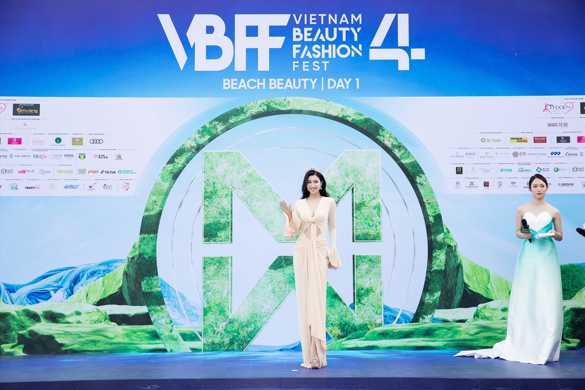 Á hậu Phương Nhi - Miss International Vietnam 2023 xuất hiện tại thảm đỏ Vietnam Beauty Fashion Fest với chiếc váy ôm sát, khoe trọn body ấn tượng.  Đặc biệt, mái tóc xoăn quyến rũ càng tôn lên nét trưởng thành sau gần 1 năm đăng quang của cô. 