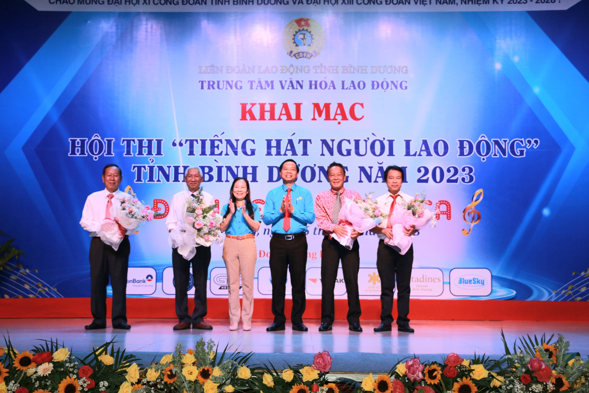 Liên đoàn Lao động tỉnh Bình Dương đạo tặng hoa cho ban giám khảo. Ảnh: Hoàng Trung