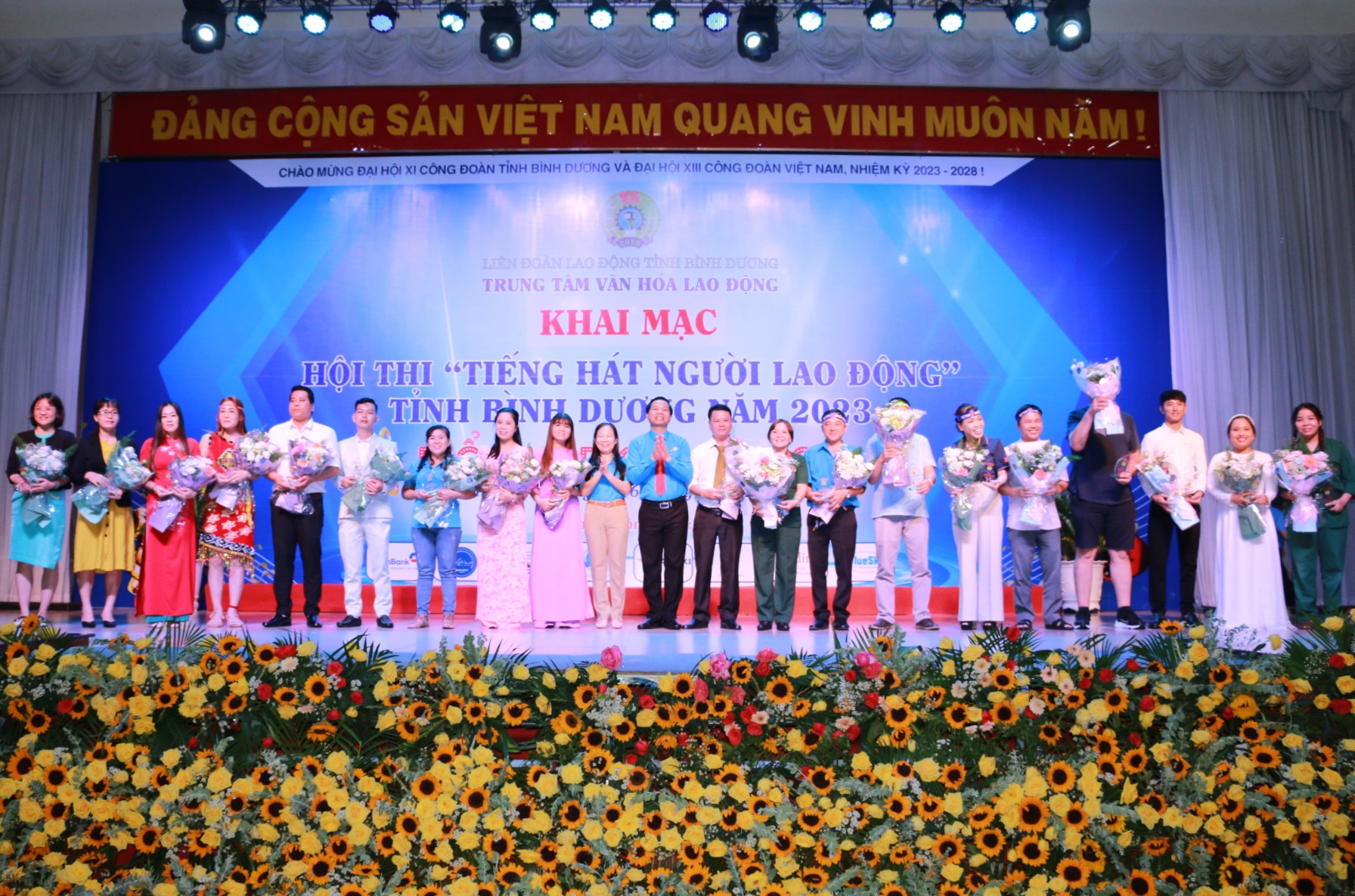 LĐLĐ tỉnh tặng hoa cho đại diện của 20 tiết mục tham gia thi diễn trong đêm khai mạc. Ảnh: Hoàng Trung