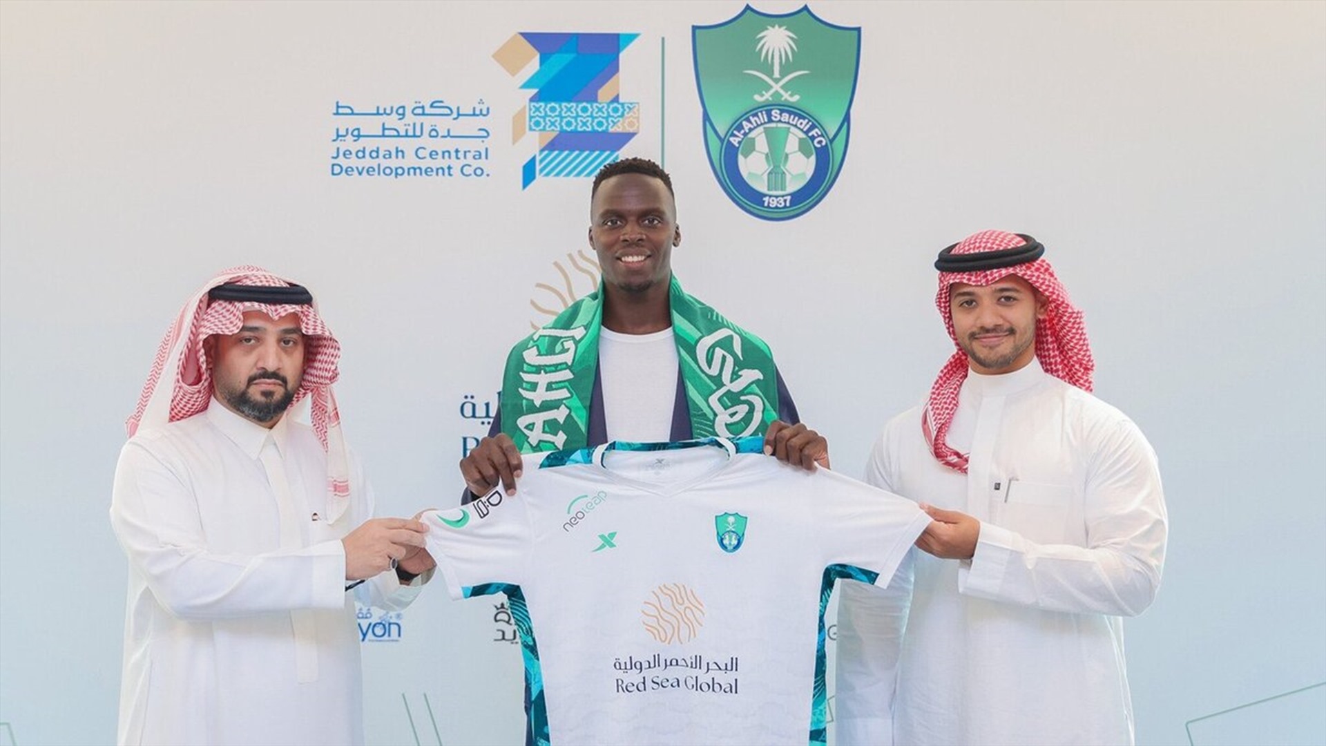 Koulibaly và Mendy trong những màu áo mới tại Saudi Pro League. Ảnh: Al-Hilal và Al-Ahli