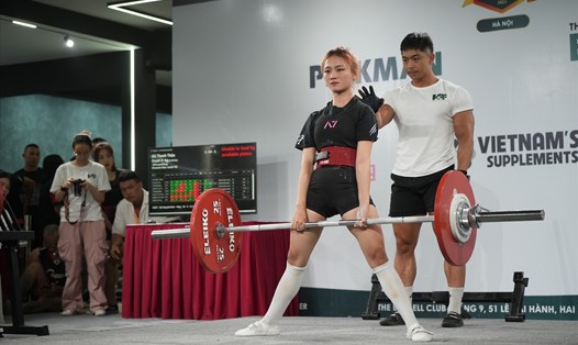 Thí sinh Nguyễn Thùy Linh giành huy chương vàng hạng cân 47 kg nữ. Ảnh: VPF.
