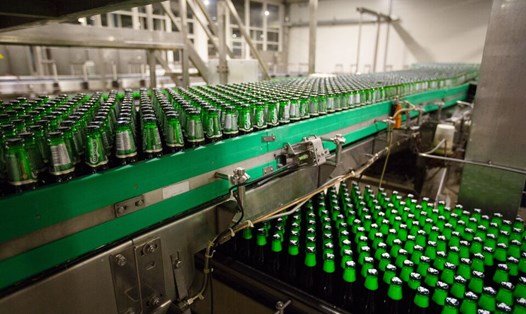 Dây chuyền sản xuất bia Carlsberg tại một cơ sở ở Saint Petersburg, Nga. Ảnh chụp màn hình