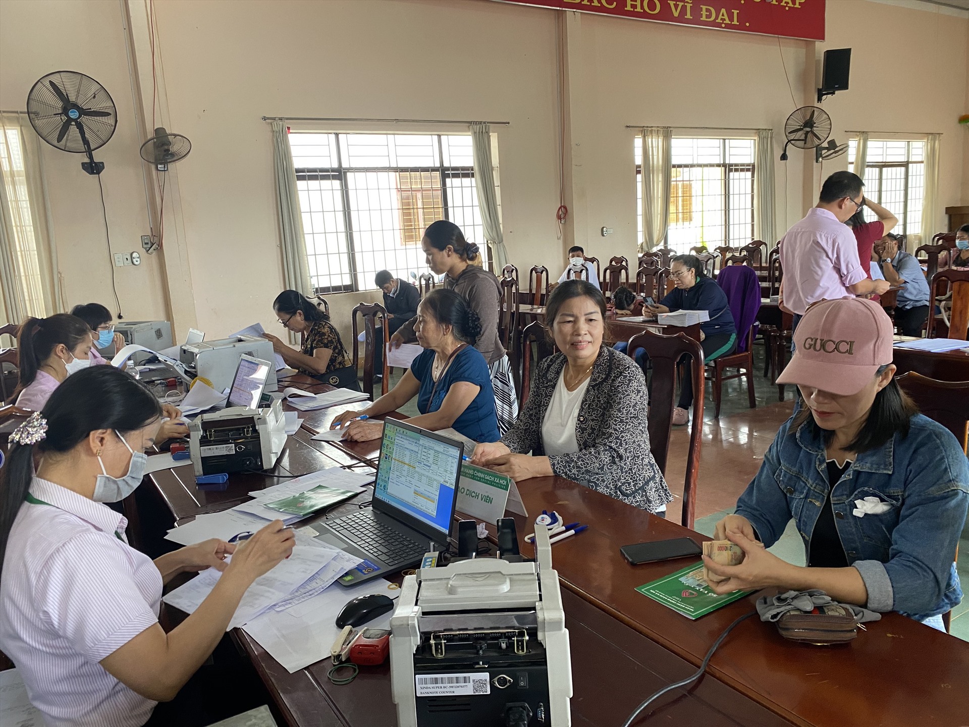 Người dân đến Ngân hàng Chính sách xã hội tỉnh Đắk Lắk làm thủ tục vay vốn. Ảnh: Bảo Trung