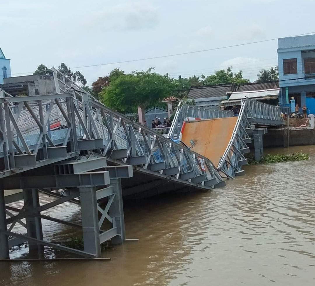Hiện trường cầu tạm Long Bình 1 bị sập do thử tại ngày 16.7 vừa qua. Ảnh: TTVHTT&TT Tp Trà Vinh Cung cấp