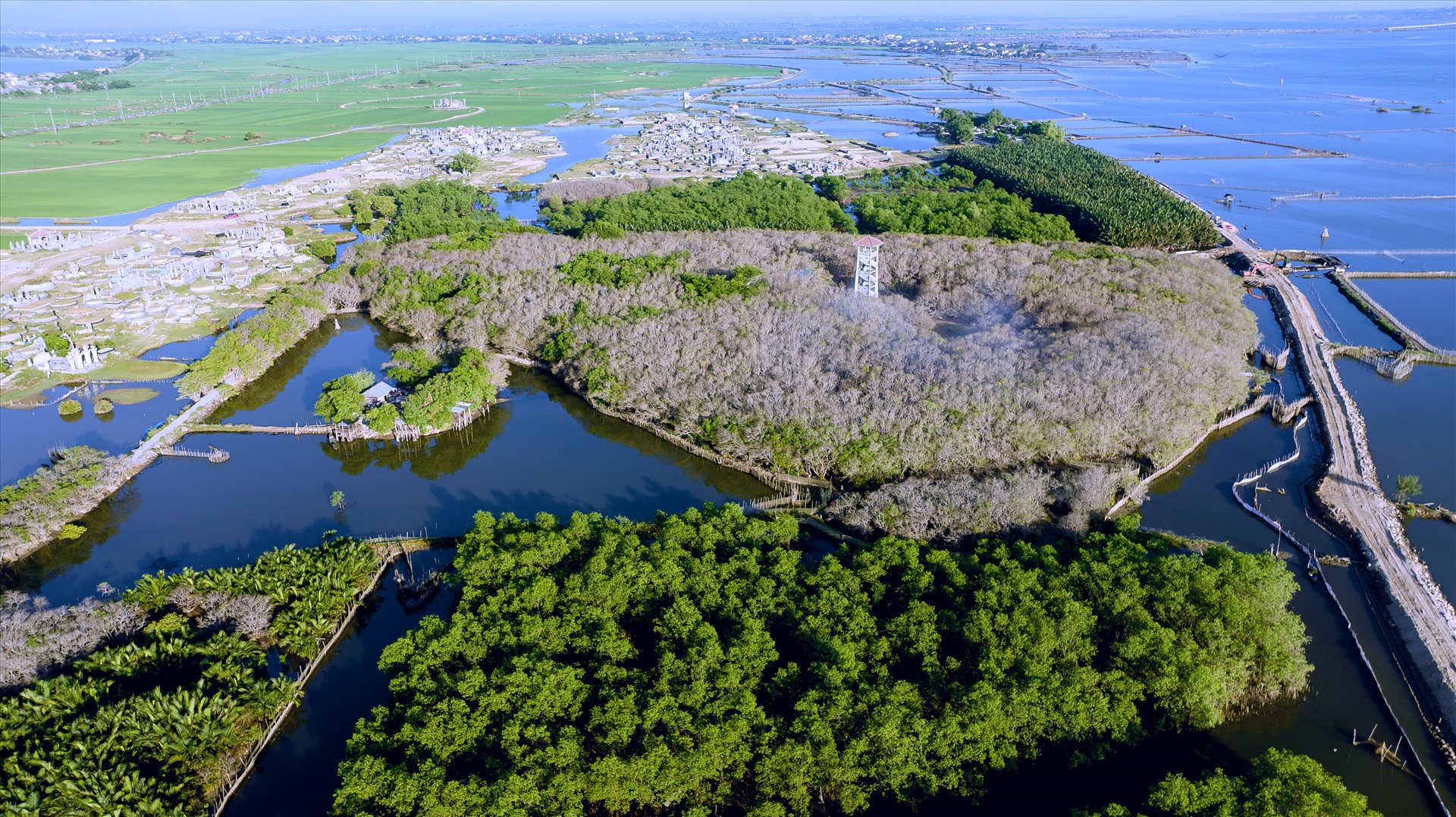 Chúng tôi, những người con sống xa quê đến với thành phố Huế để học tập và làm việc từ nhiều năm trước. Đã gắn bó với Huế được một thời gian khá dài, tuy nhiên, dịp này tôi cùng những người bạn mới có dịp đi tham quan, tìm hiểu những địa danh, cảnh vật nổi tiếng vùng ven của tỉnh Thừa Thiên Huế. 