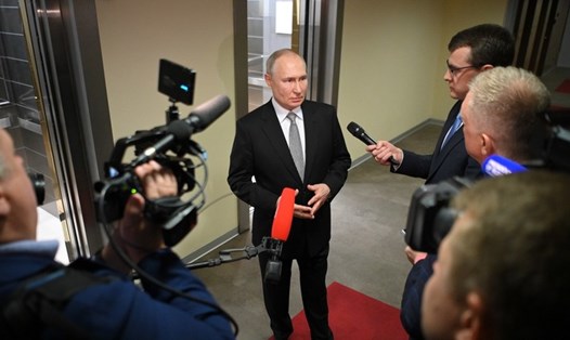Tổng thống Nga Vladimir Putin trả lời báo giới ngày 13.7.2023. Ảnh: Sputnik