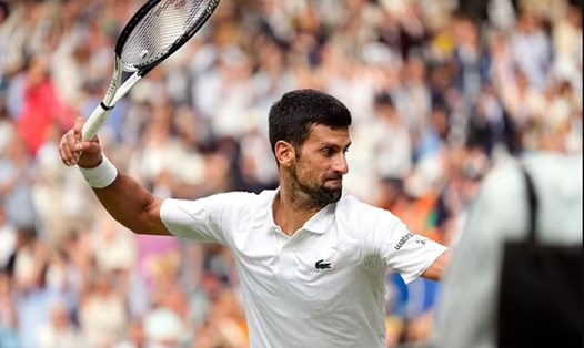 Novak Djokovic và khoảnh khắc "nóng đầu". Ảnh: Daily Mail